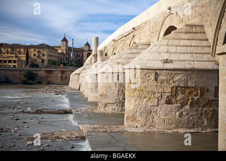 Puente Romano oder römische Brücke, überqueren den Guadalquivir Fluss, Córdoba, Andalusien, Spanien Stockfoto