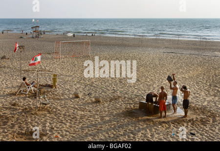 Menschen genießen Sie einen Sommertag am Rawcheh Strand in Beirut im Libanon Stockfoto