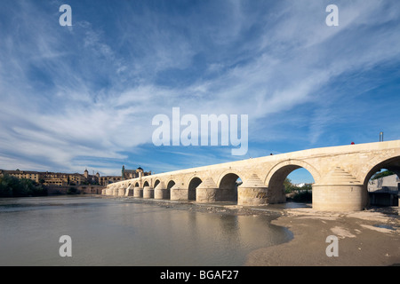 Puente Romano oder römische Brücke, überqueren den Guadalquivir Fluss, Córdoba, Andalusien, Spanien Stockfoto