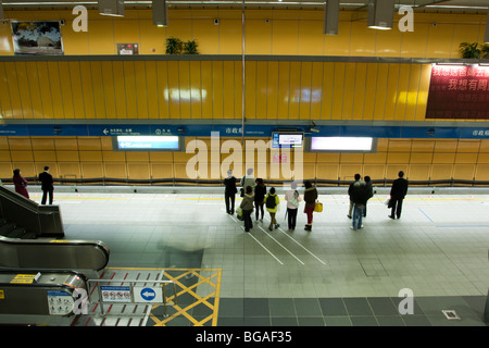 Leute, die warten, laufen auf der U-Bahnsteig der Taipei City Hall U-Bahn-Station in Taipei, Taiwan Stockfoto