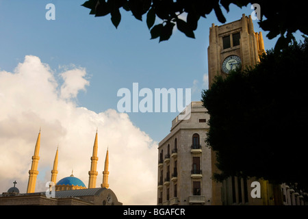 Die Solidére Clock Tower in der Innenstadt von Beirut im Libanon mit einer Moschee im Hintergrund zu sehen. Stockfoto