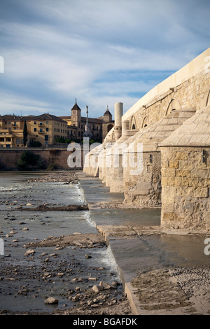 Puente Romano oder römische Brücke, überqueren den Guadalquivir Fluss, Córdoba, Andalusien, Spanien Stockfoto