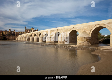 Puente Romano oder römische Brücke, überqueren den Guadalquivir Fluss, Córdoba, Andalusien, Spanien Stockfoto