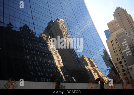 Spiegelungen auf einem Wolkenkratzer mit Glasfassade in Midtown Manhattan New York USA Stockfoto