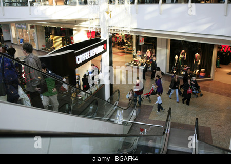 Im Inneren der Cribbs Causeway Shopping Mall in der Nähe von Bristol England Stockfoto