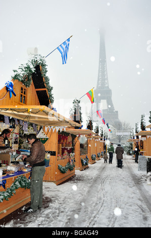 Paris, Frankreich, Winterschneesturm, Weihnachtsmarkt „Marché de Noel“, Jardins du Trocadero, man Shopping Outside, Straßenverkäufer, WINTERSZENE, Stockfoto