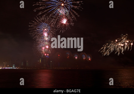 Feuerwerk aus über die Bucht von Doha gonna Mark Qatar National Day 2009 Stockfoto