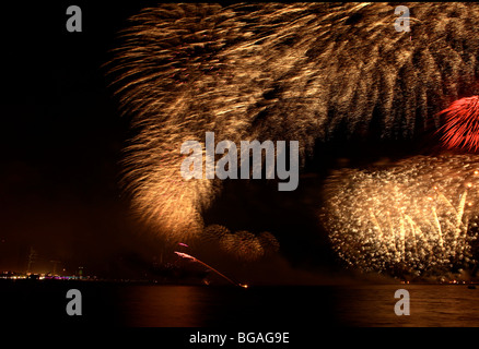 Feuerwerk aus über die Bucht von Doha gonna Mark Qatar National Day 2009 Stockfoto