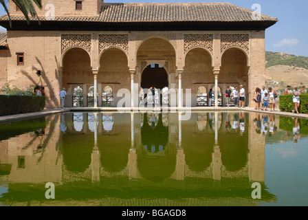 Besucher auf der offenen Säulenhalle des Torre de Las Damas, Turm der Damen, Partal, der Alhambra, Granada, Andalusien, Spanien Stockfoto