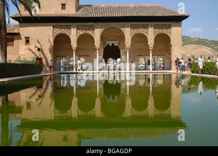 Besucher auf der offenen Säulenhalle des Torre de Las Damas, Turm der Damen, Partal, der Alhambra, Granada, Andalusien, Spanien Stockfoto