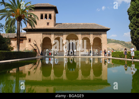 Besucher auf der offenen Säulenhalle des Torre de Las Damas, Turm der Damen, Partal, der Alhambra, Granada, Andalusien, Spanien Stockfoto