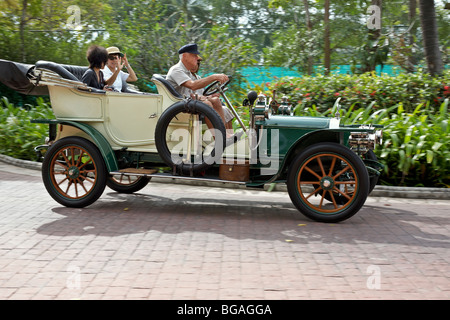 Darracq 1904/05 französischer Veteranenwagen und Passagiere. Thailand S. E. Asien Stockfoto