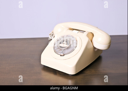 Ausschnitt aus einem Retro-Elfenbein farbigen Telefon auf weißem Hintergrund Stockfoto