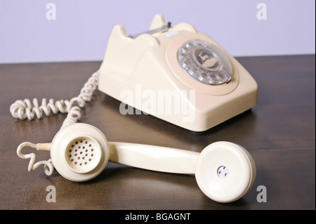 Ausschnitt aus einem Retro-Elfenbein farbigen Telefon auf weißem Hintergrund Stockfoto