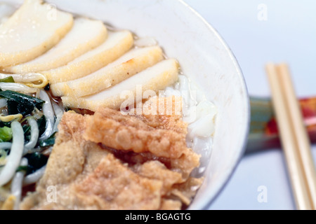 Nahaufnahme einer Schüssel chinesische Bandnudeln oder "Koay Teow" mit Fischbällchen, Fischfrikadellen, Sojasprossen und "Fuchuk" Stockfoto