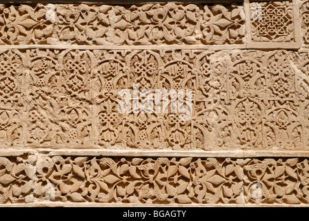 Nahaufnahme von Stuckarbeiten auf Portikus des Torre de Las Damas, Turm der Damen, Partal, der Alhambra, Granada, Andalusien, Spanien Stockfoto