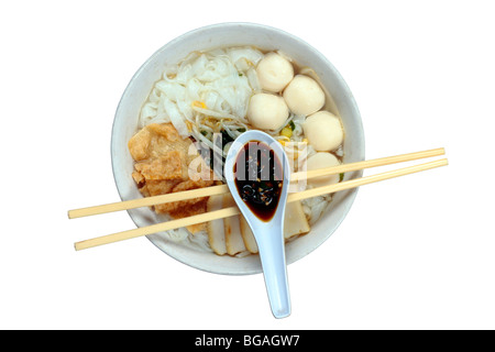 Eine Schüssel mit chinesischen Bandnudeln oder "Koay Teow" mit Fischbällchen, Fischfrikadellen, Sojasprossen und "Fuchuk" Stockfoto