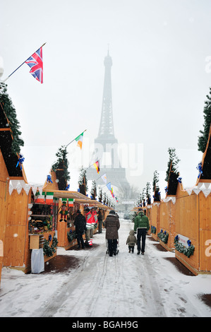 Paris, Frankreich, Winterschneesturm, Weihnachtsmarkt, Marché de Noel, Jardins Trocadero, Familienmenschen im Schnee, Straßenverkäufer, WEIHNACHTEN Stockfoto