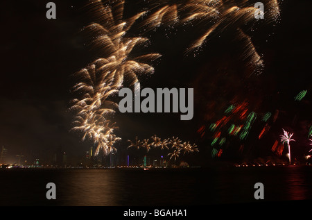 Feuerwerk aus über die Bucht von Doha gonna Mark Qatar National Day 2009 Stockfoto