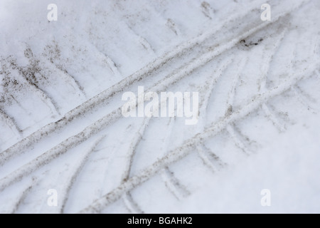 Pkw-Reifen-Lauffläche im Schnee Stockfoto