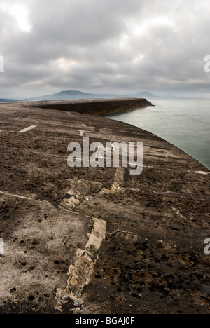 Die Cobb in Lyme Regis Hafen kurz vor Sonnenaufgang Stockfoto