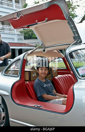 Mercedes 300SL Flügelflügel mit junger Fahrgastzelle und Innenansicht Stockfoto