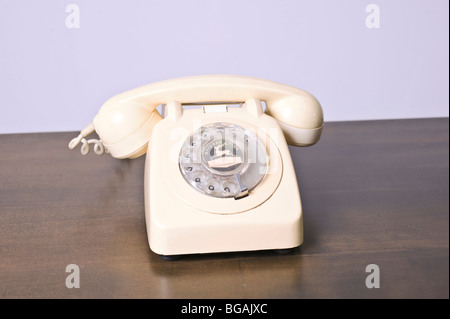 Ausschnitt aus einem Retro-Elfenbein farbigen Telefon auf weißem Hintergrund Stockfoto