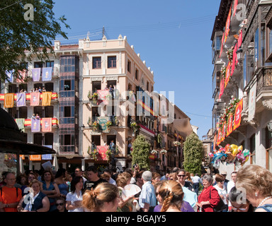 Drängten sich Menschen warten auf die Prozession an Fronleichnam-Tag in Toledo (Spanien) zu kommen. Stockfoto