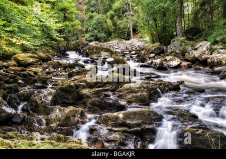 Braan Stromschnellen in niedrigen Flut getroffen in der Nähe der Eremitage Torheit bei Dunkeld, Perthshire, Schottland. Stockfoto