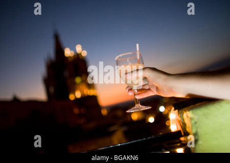 Eine Womans Hand eine Margarita auf einem Balkon in Mexiko mit Blick auf San Miguel de Allende Stockfoto