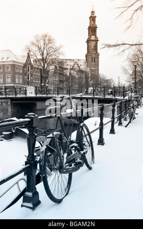 Fahrräder geparkt auf tief verschneiten Straße in Amsterdam Stockfoto