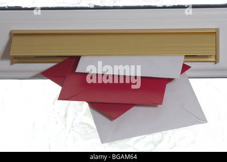 Briefe und Karten im Inneren ein Briefkasten eines Hauses im Vereinigten Königreich Stockfoto