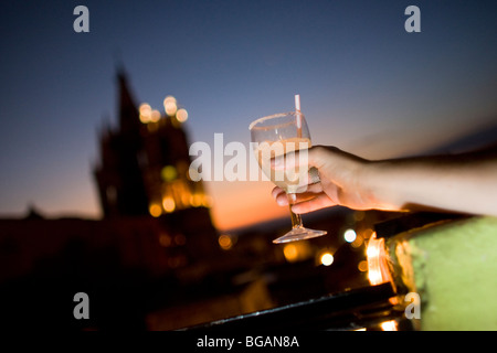 Eine Womans Hand eine Margarita auf einem Balkon in Mexiko mit Blick auf San Miguel de Allende Stockfoto