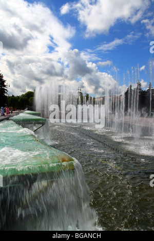 schöner Brunnen unter Himmel in Sankt-Petersburg Russland Stockfoto