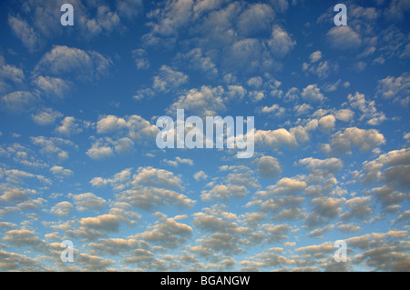 Vereinzelte Wolken Himmel, Playa del Ingles, San Bartolome de Tirajana Gemeinde, Gran Canaria, Kanarische Inseln, Spanien Stockfoto