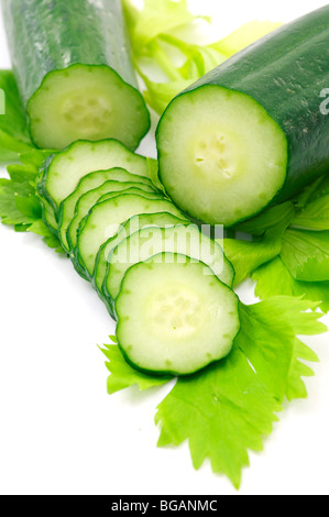 Nahaufnahme von Gurken mit Kräutern Stockfoto