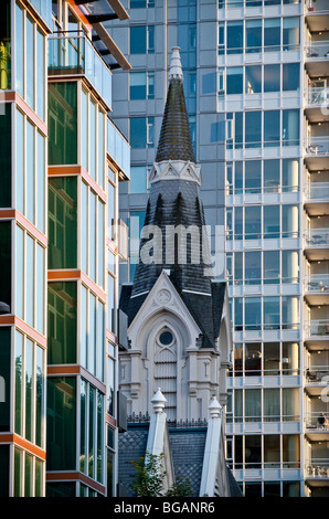 Kontrastierende Ansicht der Oude Kerk Kirchturm und modernen Wohnbauten, Portland, Oregon Stockfoto