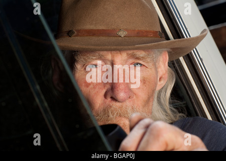 Ein älterer Mann mit einem weißen Bart ein Pickup-Truck zu fahren und starrte aus dem Fenster Stockfoto