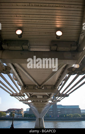 Unterseite der Millennium Bridge über die Themse, London, UK mit Blick auf Tate Modern am Südufer Stockfoto