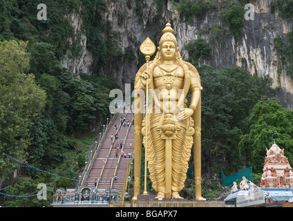 Mammut goldene Statue der Hindu Gott Murugan am Eingang des Heiligen Schrein von Batu Höhlen Tempel in der Nähe von Kuala Lumpur in Malaysia. Stockfoto