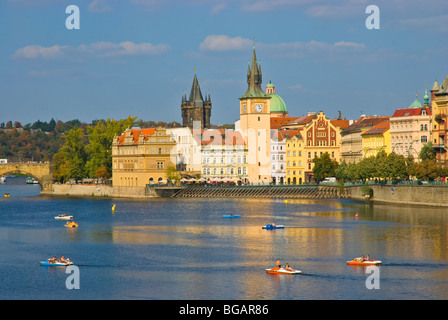 Tretboote am Fluss Vltava Prag Tschechische Republik Europa Stockfoto