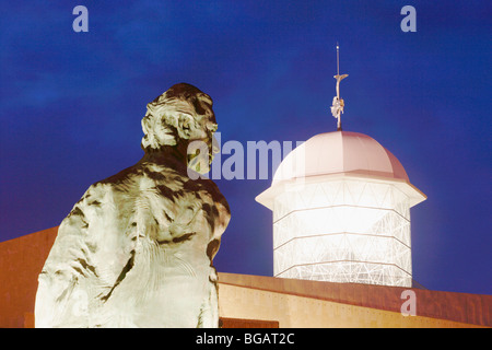 Statue von Alfredo Kraus außerhalb Alfredo Kraus Auditorio in Las Palmas auf Gran Canaria Stockfoto