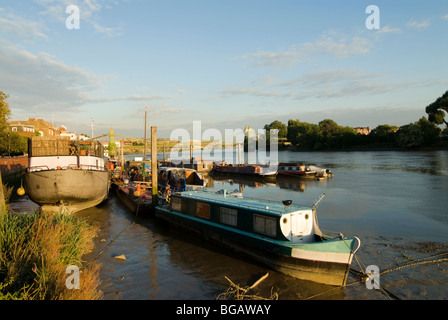 Hausboote auf der Themse mit Hammersmith Suspension Bridge im Hintergrund Stockfoto