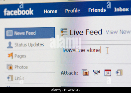 Screenshot von lass mich allein in live feed-Status der Facebook social-Networking-Website nur zu redaktionellen Zwecken eingegeben Stockfoto