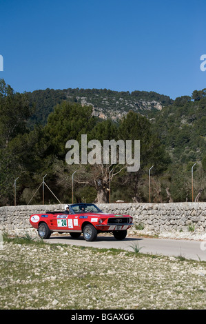 Rot 1968 Ford Mustang Sportwagen-Klassiker Teilnahme an einer Kundgebung in Spanien Stockfoto