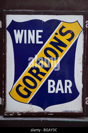 Melden Sie sich für Gordon's Wine Bar auf Villiers Street, London. Stockfoto