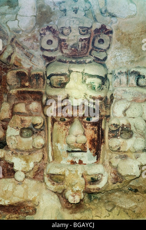 Maske von SunGod Kinichna auf X-Struktur, Becan Maya-Ruinen, Halbinsel Yucatan, Mexiko Stockfoto