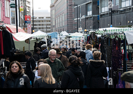 Petticoat Lane market London mit Käufern, die auf der Suche nach Schnäppchen Stockfoto