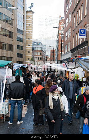 Petticoat Lane market London mit Käufern, die auf der Suche nach Schnäppchen Stockfoto