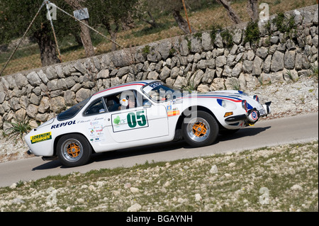 Weiß 1969 Renault Alpine A110 Berlinette Autorennen an einer Rallye in Spanien. Stockfoto